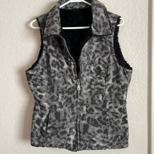 TravelSmith reversible vest black “fur” to silverish leopard print sz S.